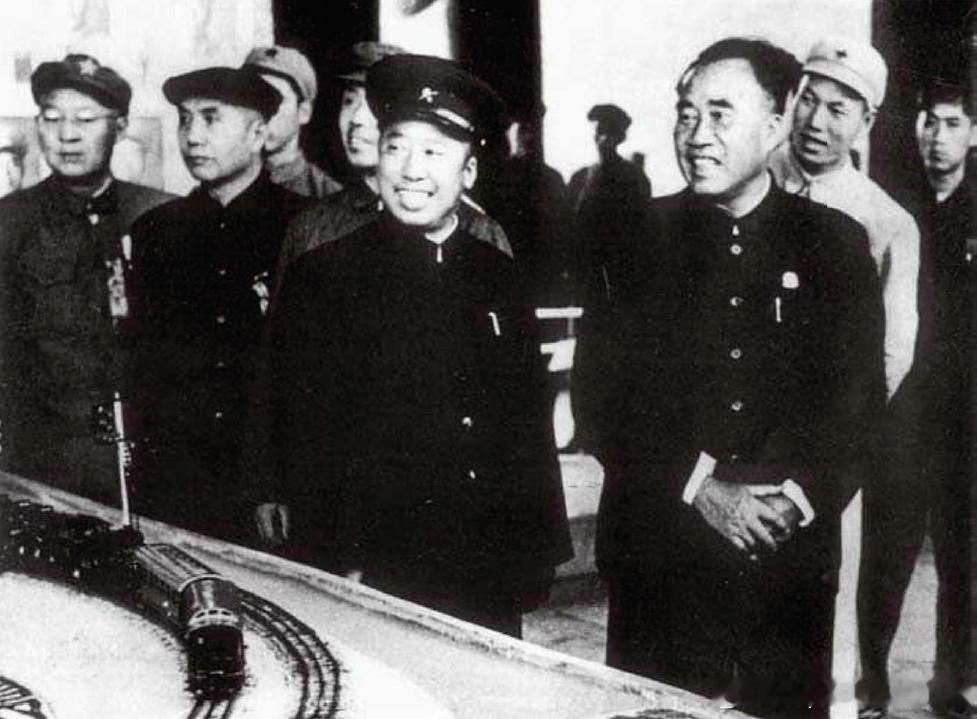 1951年9月15日朱德在滕代远（右二）陪同下参观铁路展历史影像