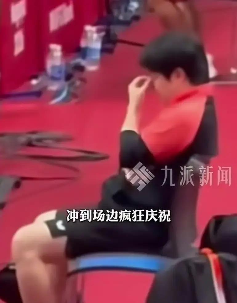 好的，这是为你创作的内容

王力宏现身法庭，面对媒体镜头他一言不发。
他和李靓蕾