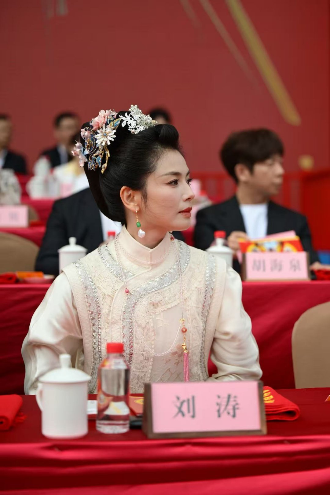 刘涛妈祖诞辰守夜 眉眼温婉自带古典灵气，身姿优雅落落大方，刘涛把东方女性内敛端庄