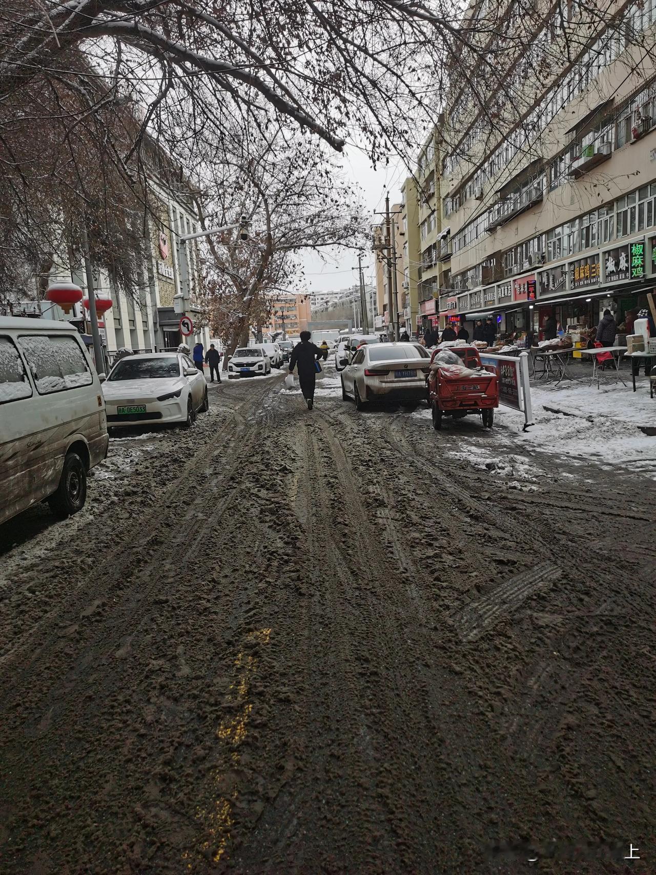 今天3月5号，惊蛰节气，也是学雷锋纪念日，昨晚下的一场雪，雪量看着还是很大的，早