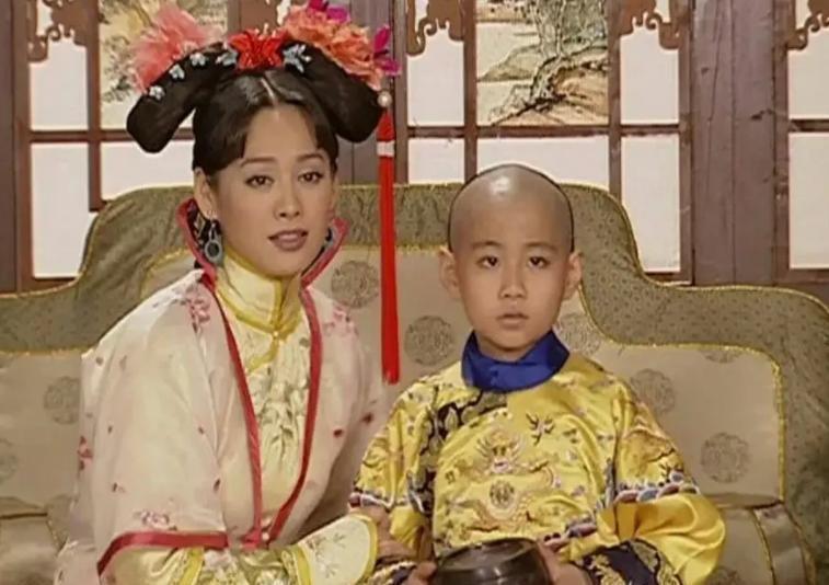 1625年，13岁的孝庄嫁给了皇太极。然而，丈夫并不宠爱她，地位不高也不算得宠的