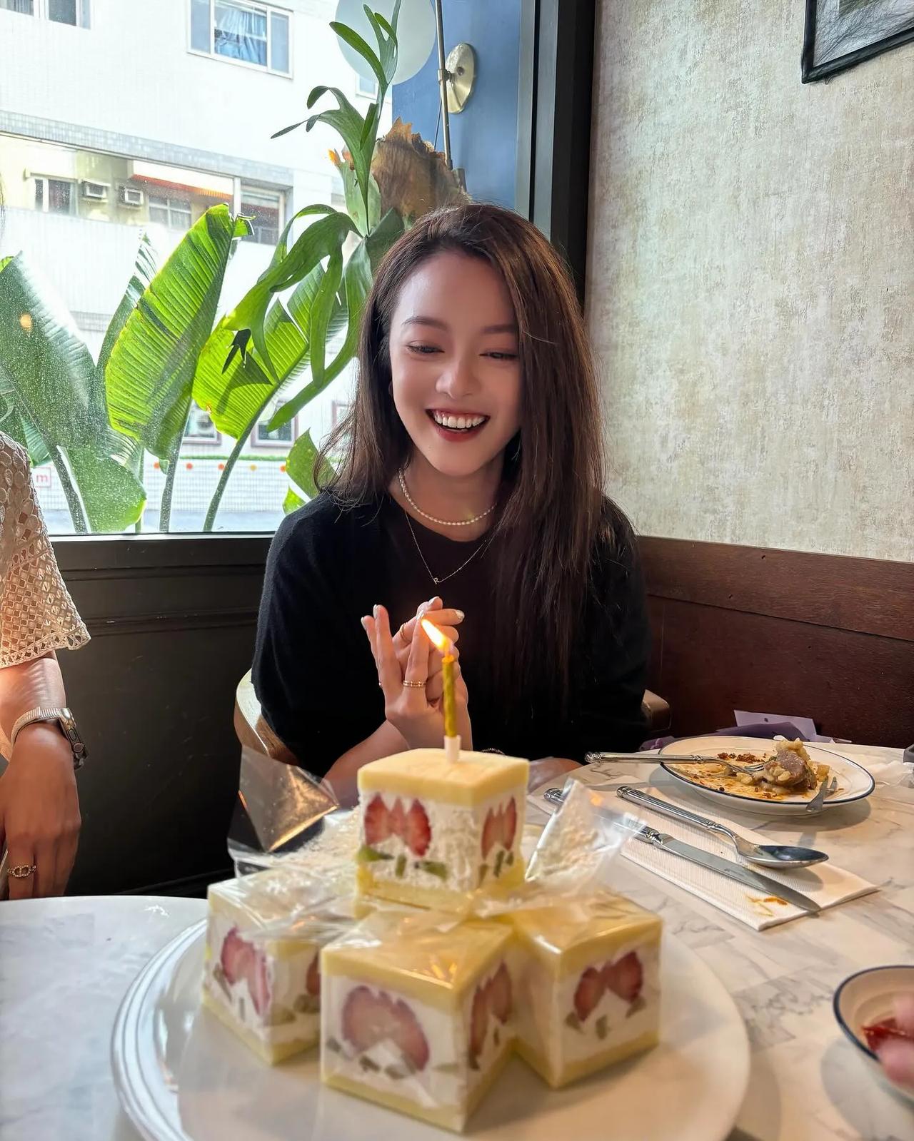 娱乐圈也是有恩爱夫妻的，周渝民老婆喻虹渊庆生，完全不见老，这对夫妻都是怎么保养的