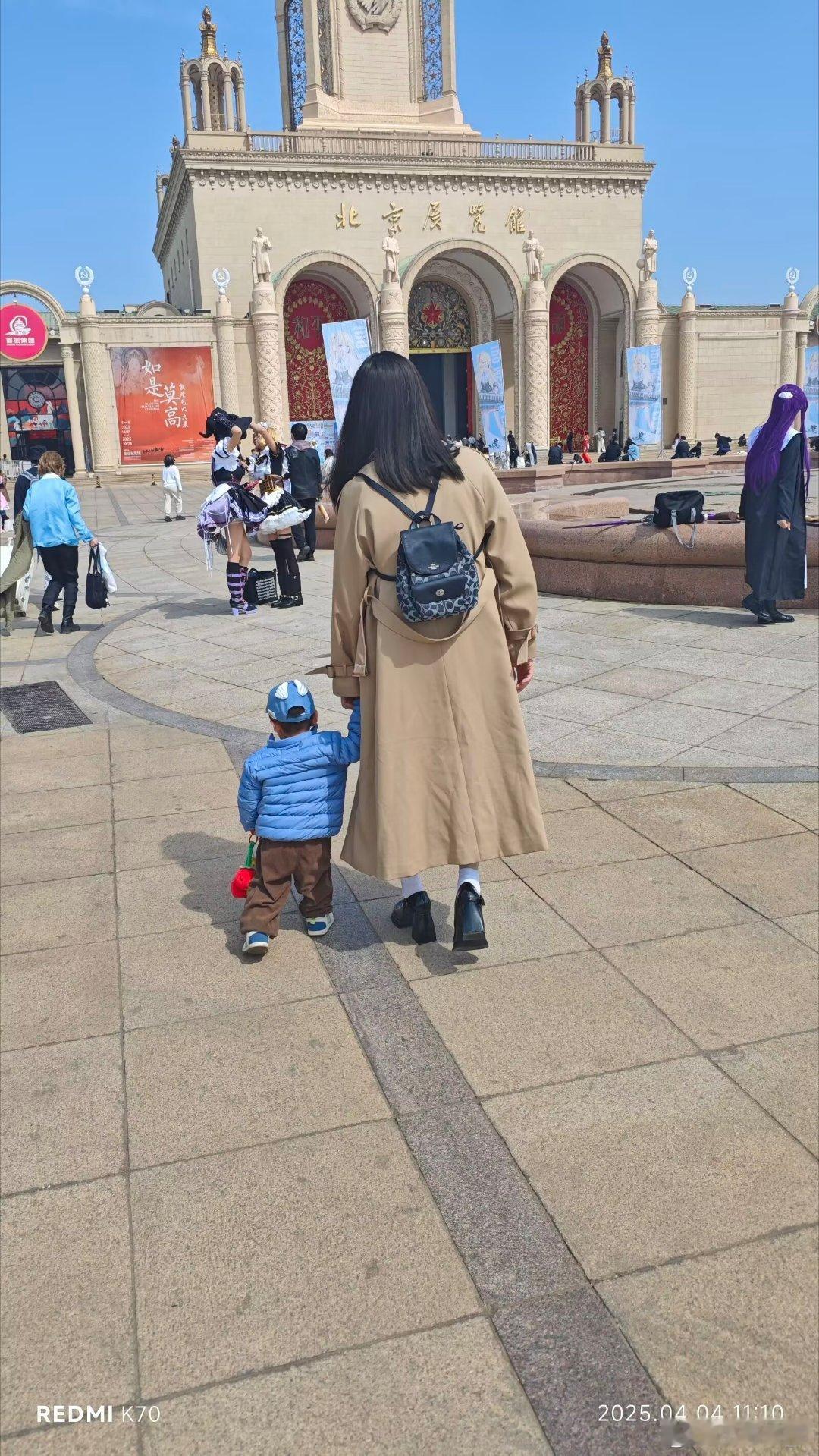 1：老婆随手拍的，儿子陪着老父亲去漫展玩的背影，没什么可说的，镜头内外都是我这世