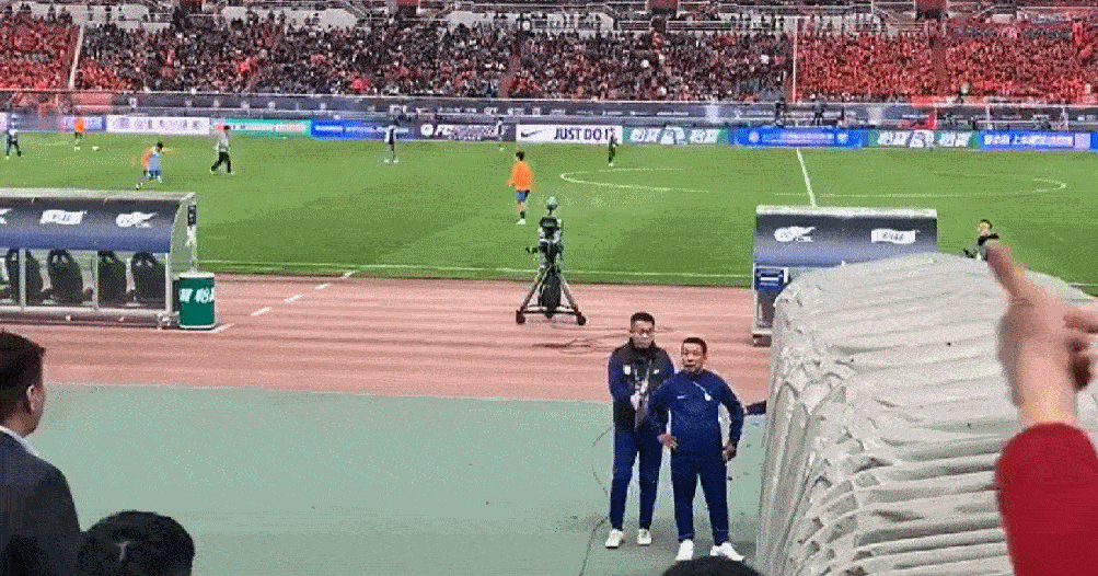 山东泰山0-3完败给上海申花，山东球迷不满意！

赛后，老帅崔康熙似乎和看台球迷