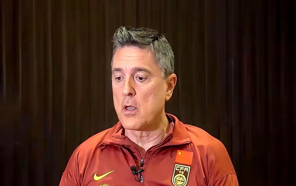 我当时愣了一下，手机刷到一句话就停了手——教练那句“球员水平我比谁都清楚”，听着