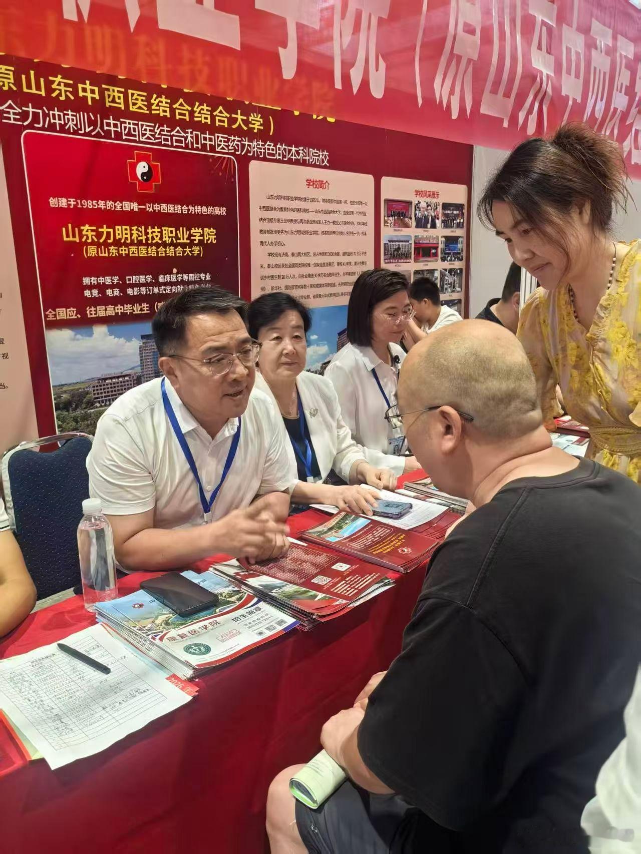 一、中医角度解析打鼾根源核心病机：气道壅塞、气机升降不通，分三类1. 痰湿壅盛（