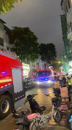 消防员来了，消防车也来了，大家都盼着快点灭火，可实际情况是虚惊一场，原来玻璃上的