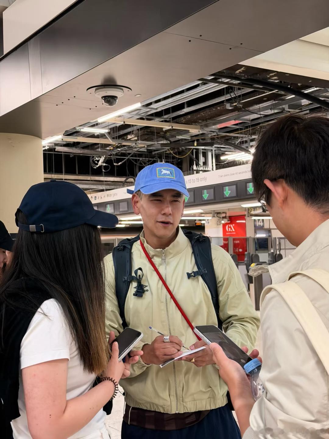 伦敦火车站偶遇彭于晏 想象一下在伦敦火车站一抬头，彭于晏顶着金发戴个鸭舌帽站你眼