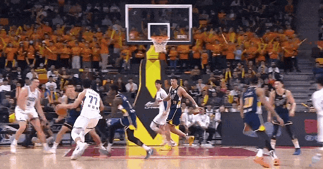 萨姆纳兴奋鼓掌吃到技术犯规，裁判眼皮子底下这样干



萨姆纳防守被吹罚犯规，萨