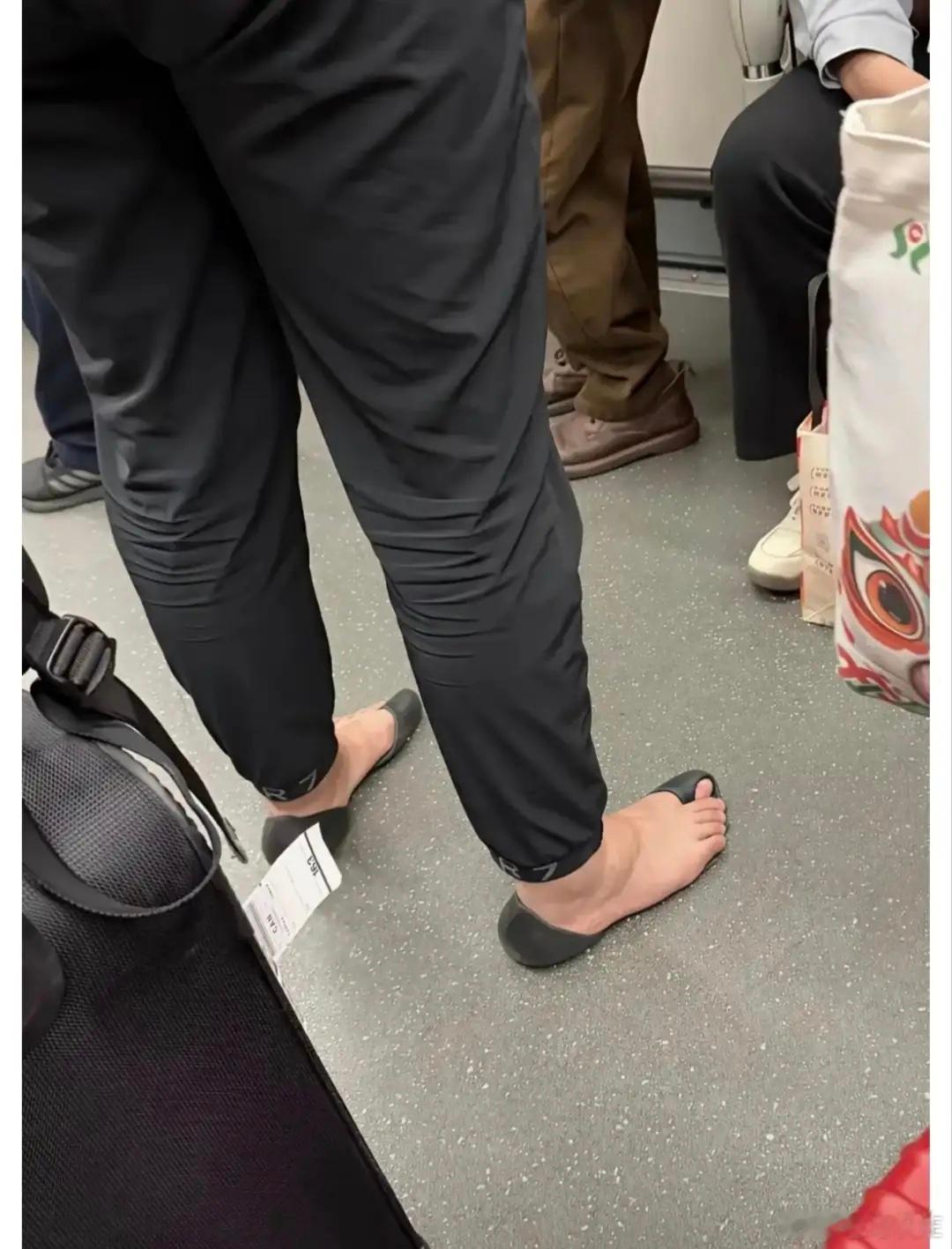 巴黎世家这鞋，真不知道穿起来是什么感觉 