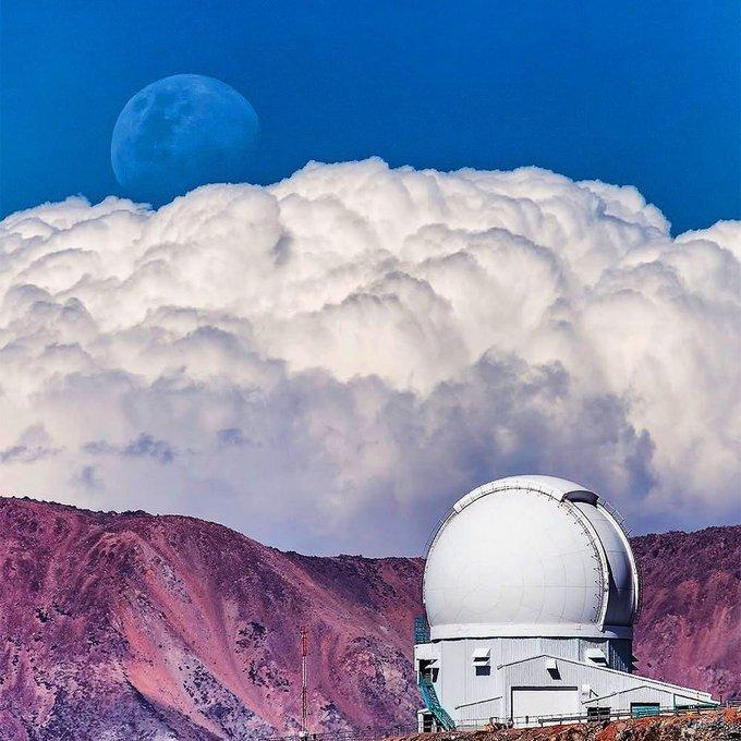 在位于智利的海拔2738 米的SOAR 望远镜，和月亮形成了一次完美的同框