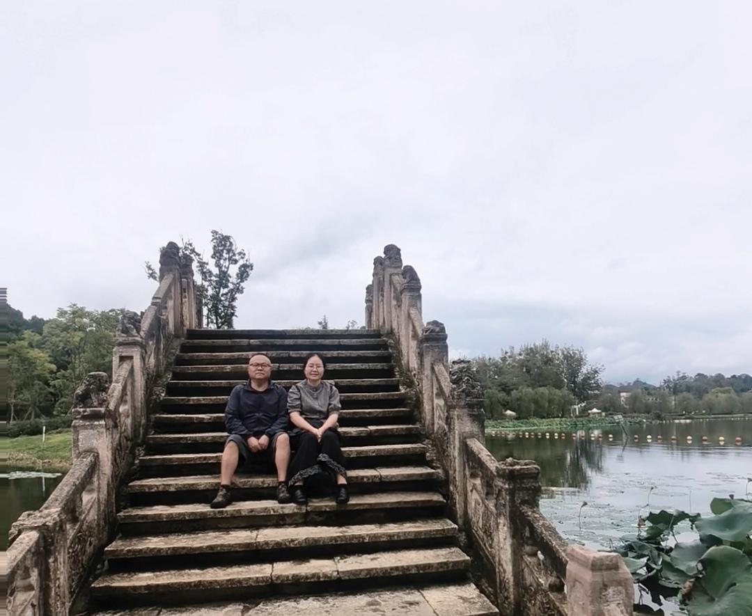 国庆假期，我和妻子大老远的跑到这古桥上来幽会。
    一大把年纪的我们，把我们