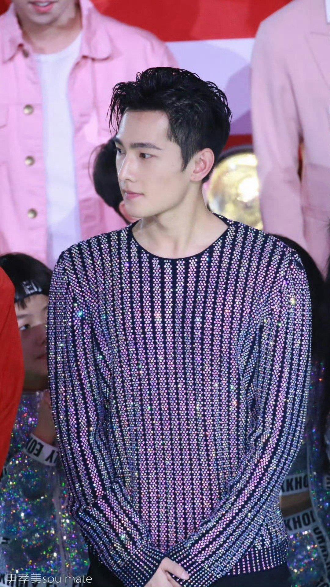 杨洋背头 杨洋这背头造型太可了！全脸露出更显骨相优越，精致五官配凌厉感，豪门阔少