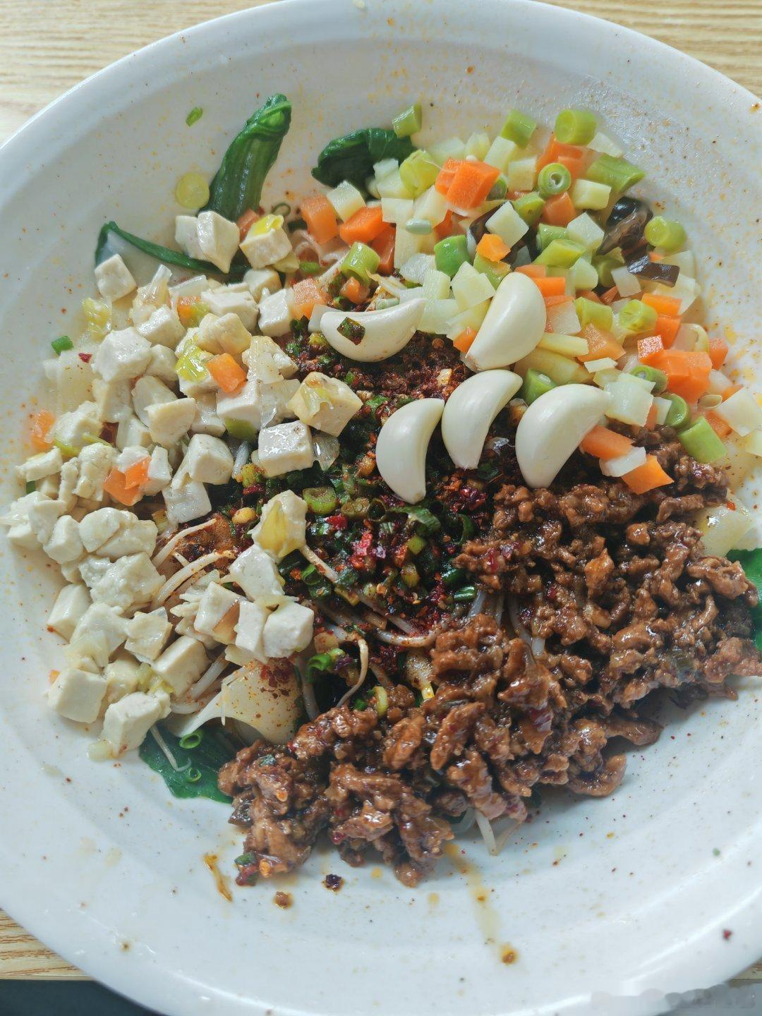 油泼扯面加臊子，陕西的，20元。 