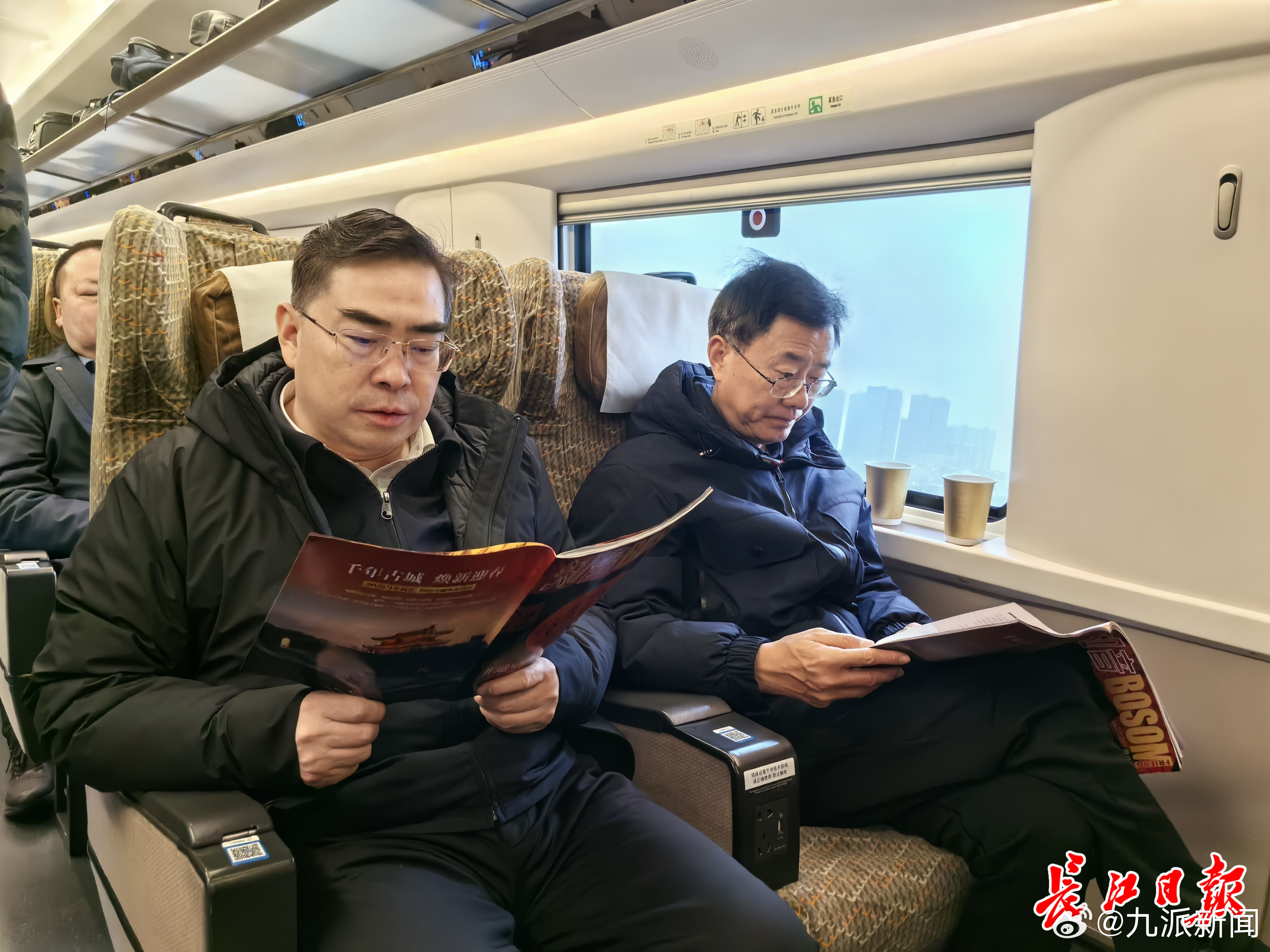 【湖北代表团出发赴京】3月3日上午，在鄂全国人大代表乘坐高铁赴京，即将参加于3月