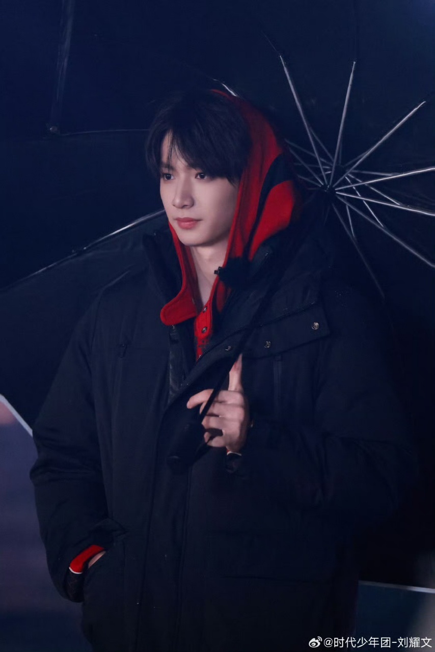 黄晓明报复刘耀文刘耀文20岁身体80岁脑子宇宙爆闪团的日常互怼也太欢乐，刘耀文被