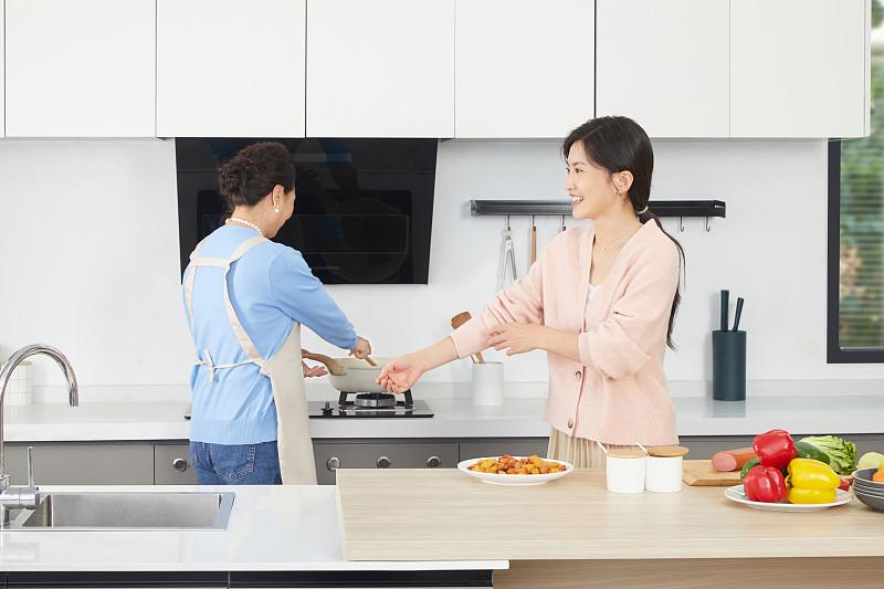 标题《情感感悟，母女亲情》你有没有发现，长大后和妈妈聊天，慢慢变得无话可说？
 