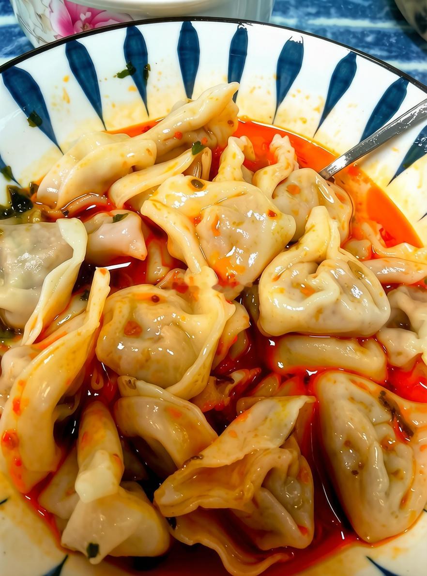 早餐：荠菜鲜肉馄饨。馄饨包了有一段时间了，包好放冰柜里冷冻的。今早整理冰柜里的东