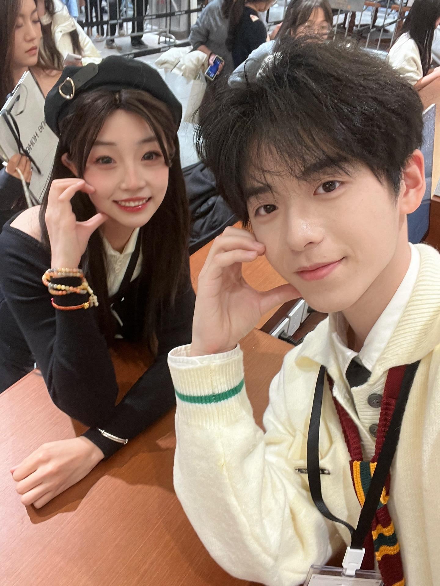 今天和哇塞同框🥰