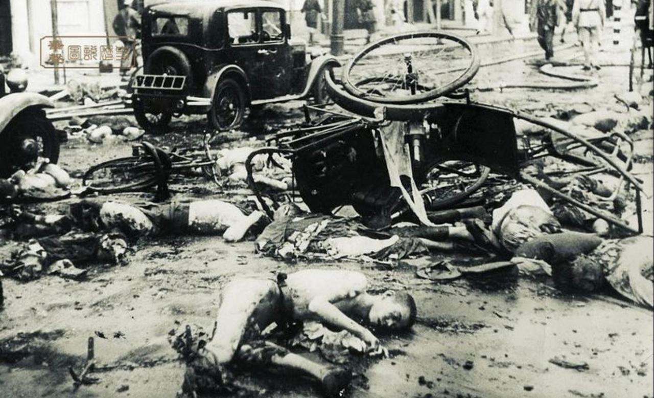 这张照片是日本侵华战争期间的历史影像，直观记录了日军暴行下的惨烈场景。
 
照片