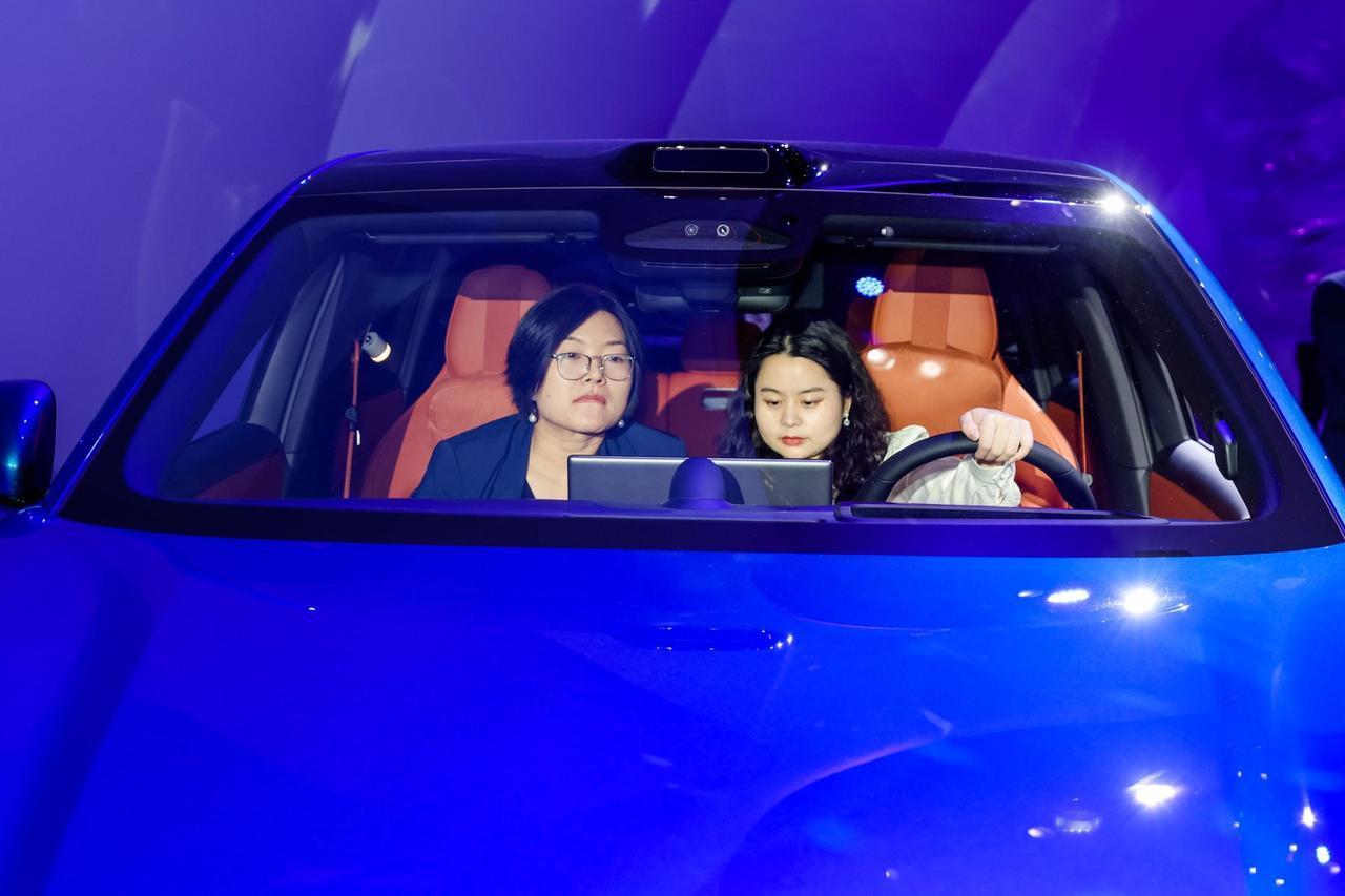 鸿蒙智行亮剑全栈技术，定义智能安全新标准
在北京车展《鸿蒙智行会客厅》直播中，“