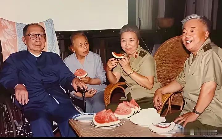 这是新中国开国大典上天安门舞美设计负责人苏凡和妻子田华在聂帅家做客的场景，只见照