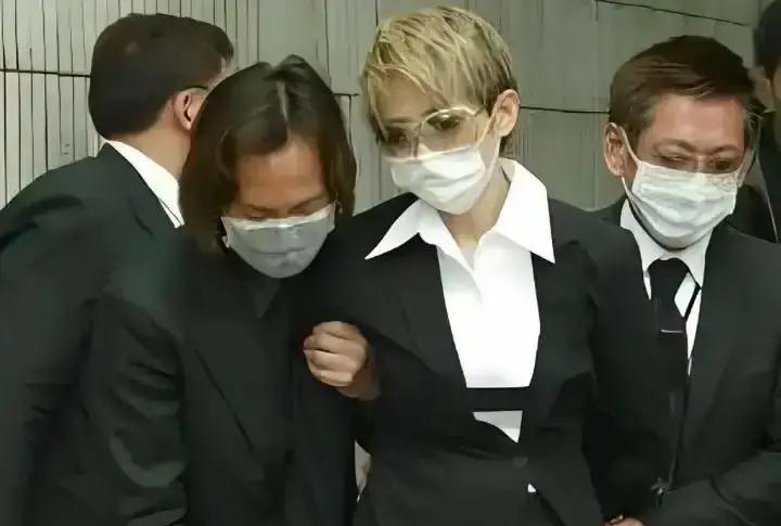 32万人挤爆展馆，只为再看一眼哥哥
 
香港文化博物馆把张国荣的戏服摆出来那天，