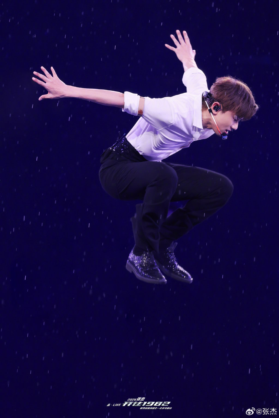 张杰昨天高尔夫今天鸟巢演唱会 张杰这作息也太自律了，昨天还在高尔夫球场锻炼体力，