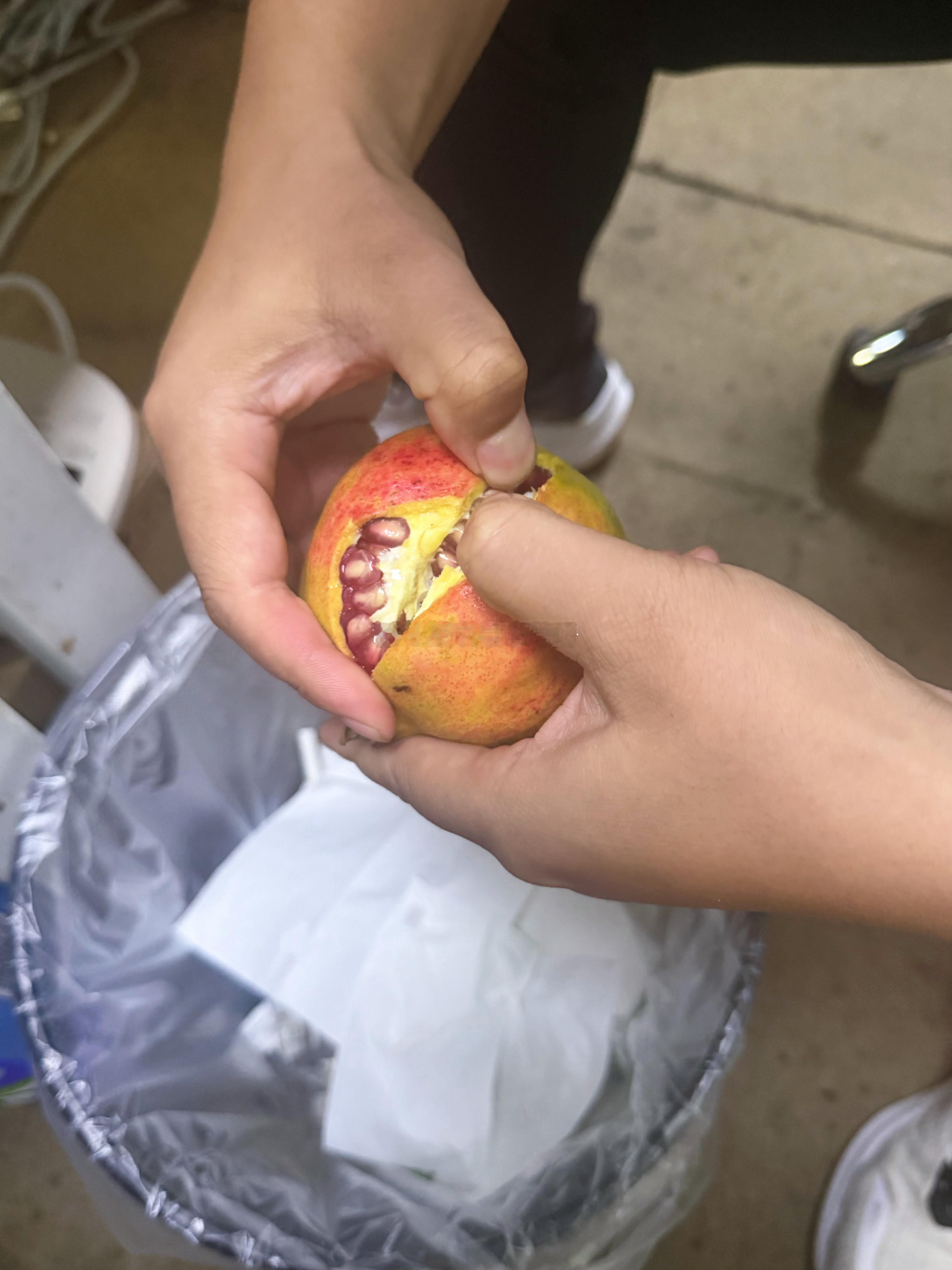 同事王：咱两一人一半，正好刘：我不要，我不爱吃同事王：我特地给你带的，你得吃刘：
