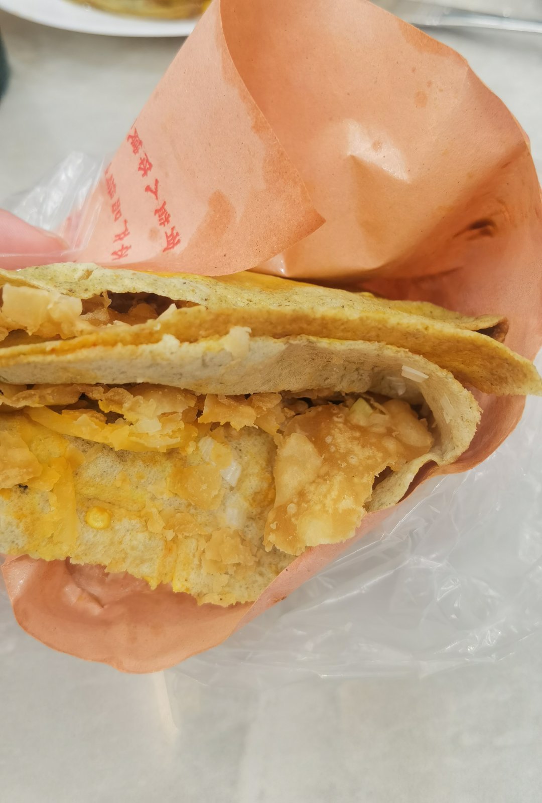 外面太冷了，还好室友把早点买回来了 