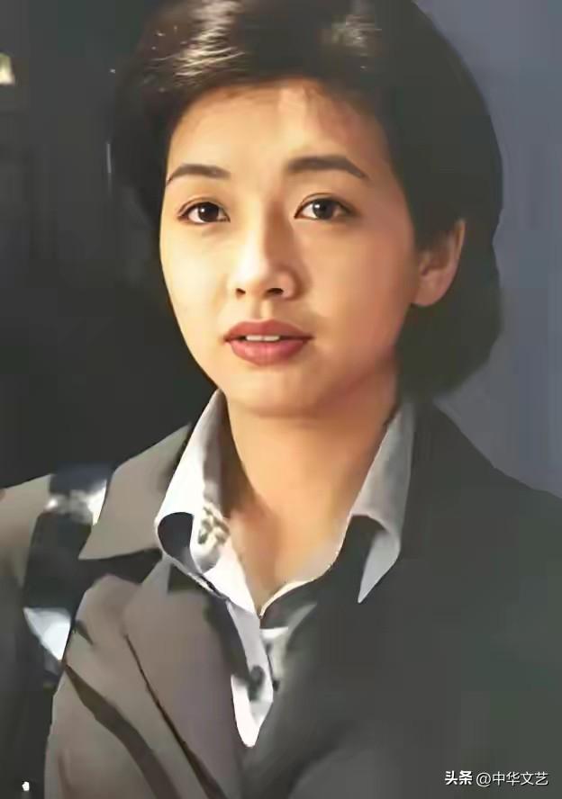 江珊的美“姗姗来迟”，从风靡一时的电视剧《过把瘾》到如今的“江珊姐姐”，她不是“