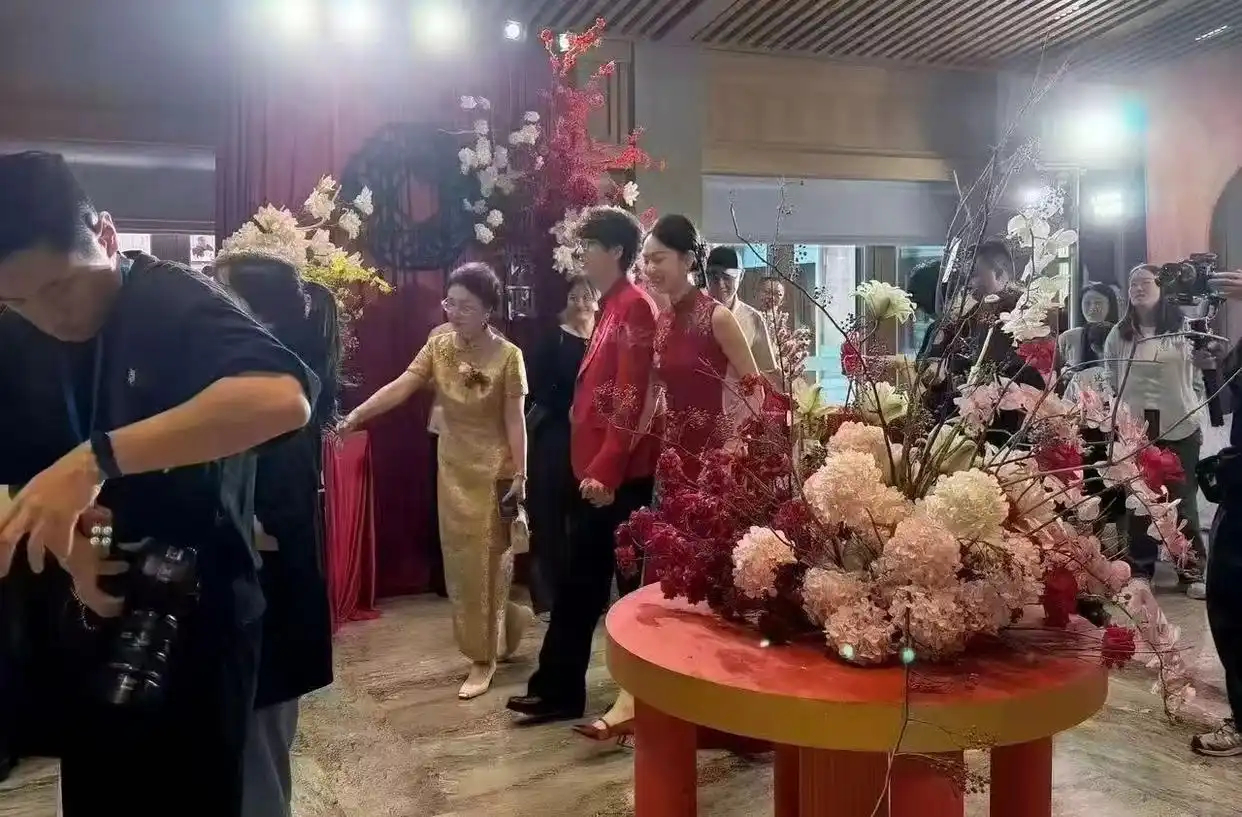 许嵩中式婚礼现场宾客手机拍下画面 冯禧旗袍造型引热议 婚宴伴手礼细节曝光。 ​​