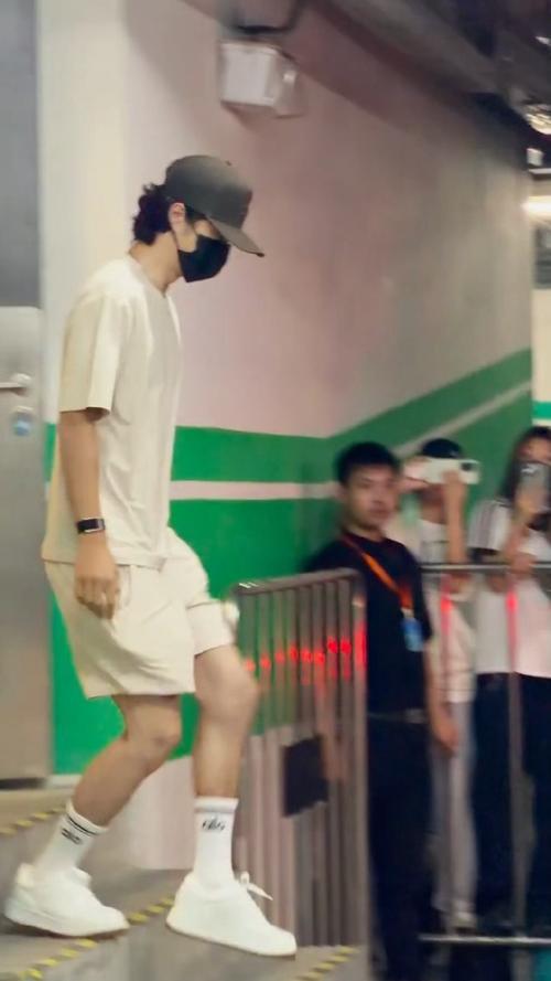  一身清爽穿搭，奔赴训练场，把热爱落到每一次练习里王一博酒店出发去练车 ​​​