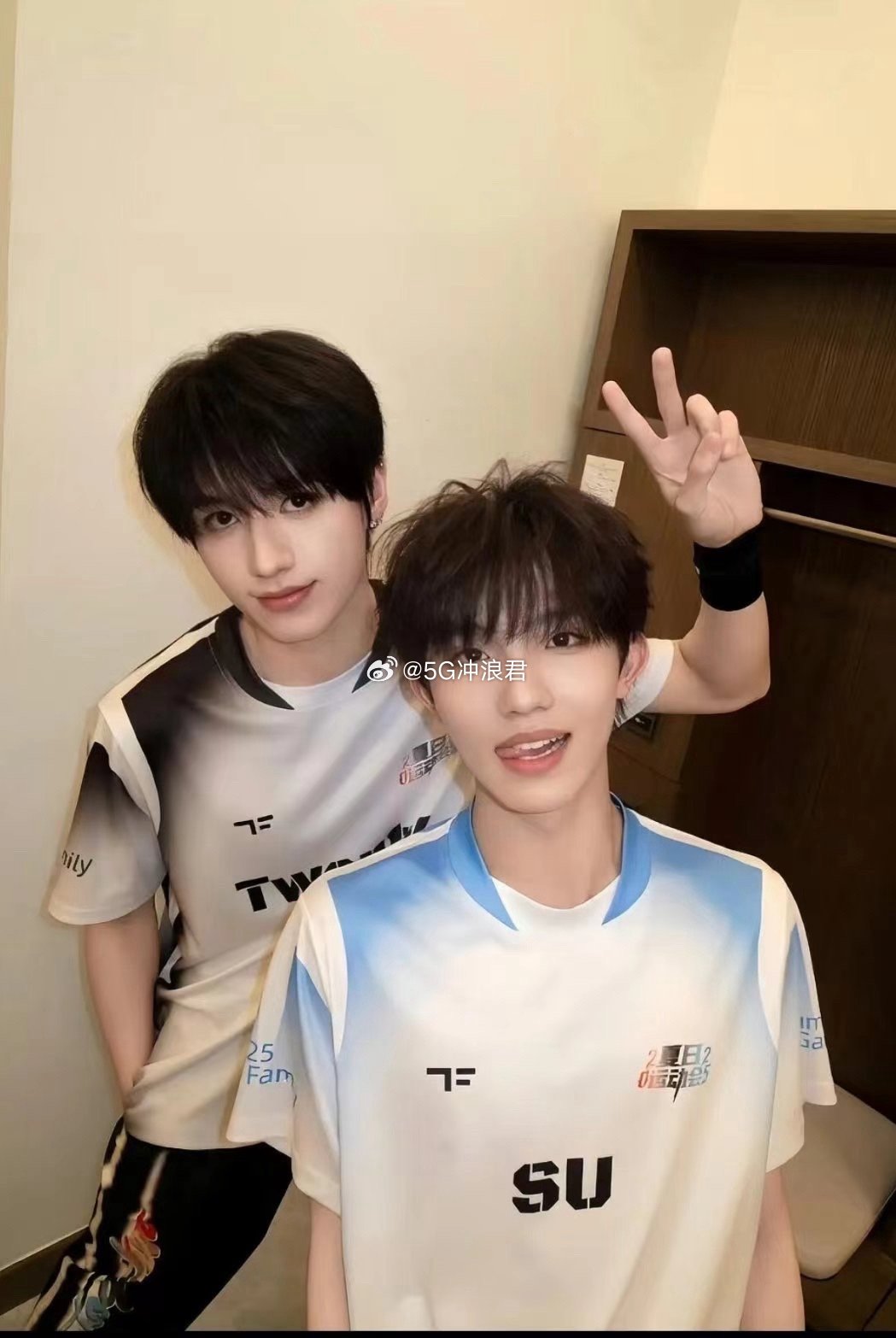 朱志鑫苏新皓捏脸双人卡朱志鑫苏新皓的脸好rua吗 谁被可爱到尖叫我不说，反正我已