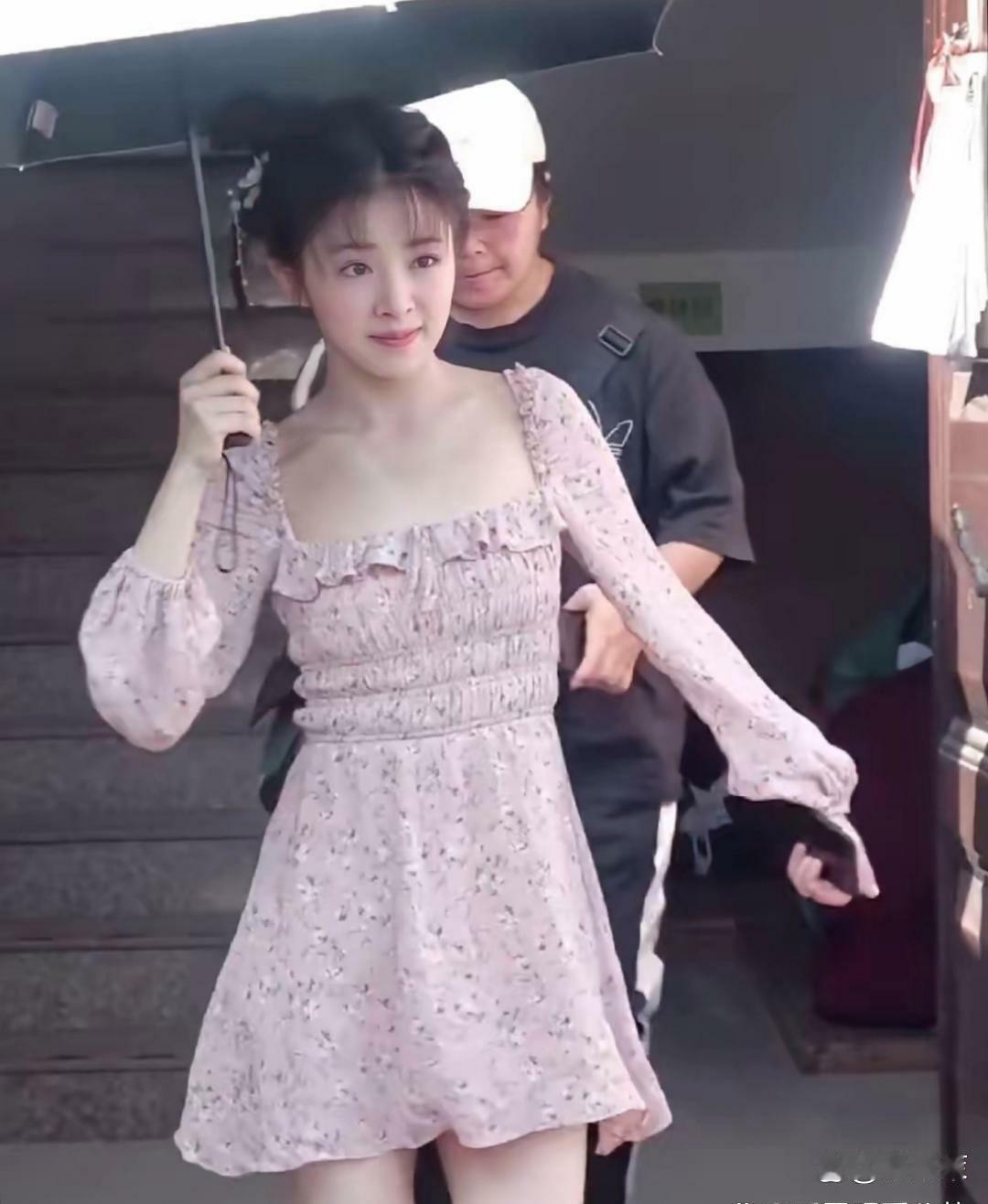 张含韵都快40岁了，还是满屏的少女感，真看不出年龄 
