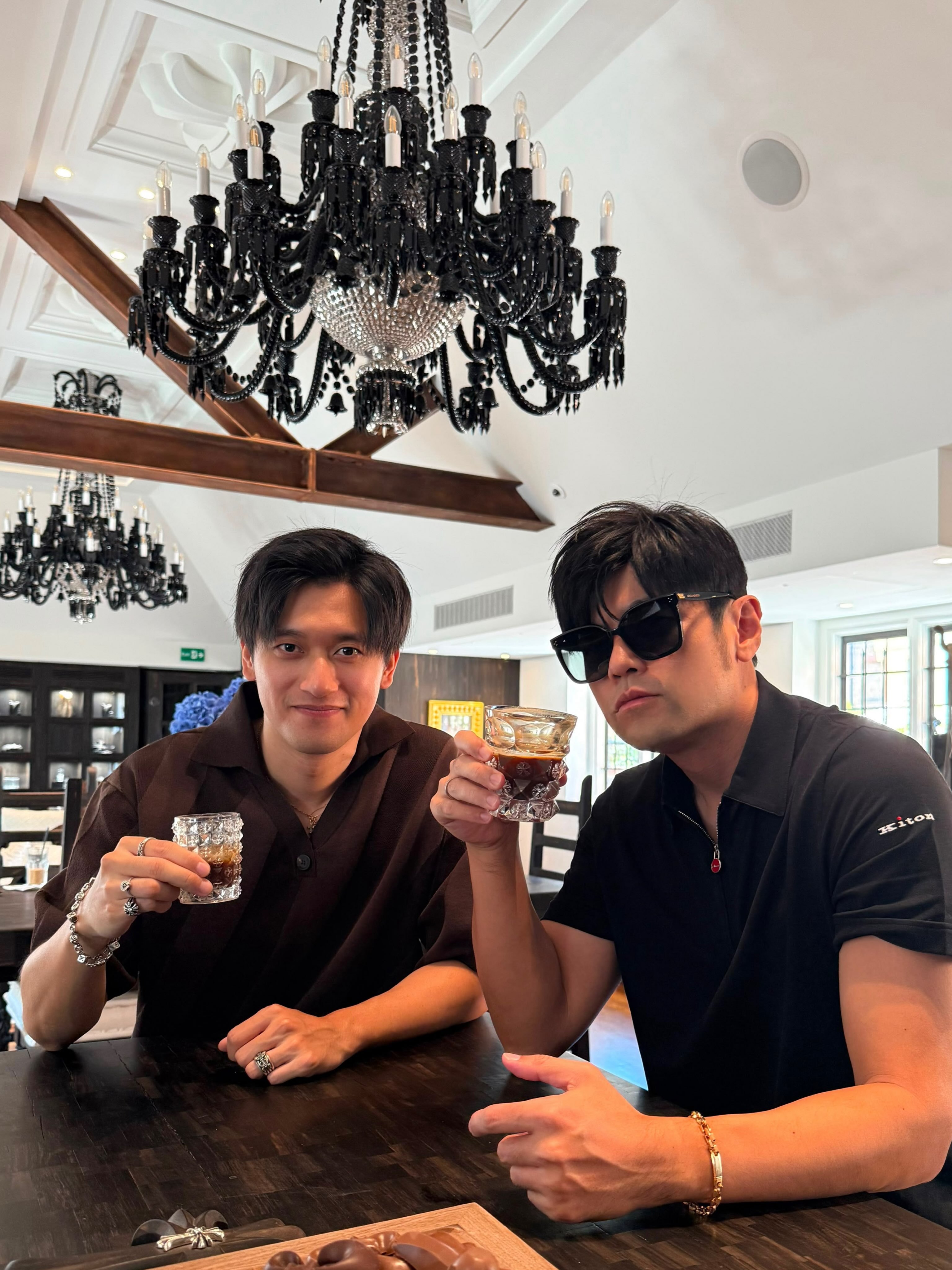杰伦分享与周冠宇的合照杰伦：雖然我們一個是賽車手 一個是歌手 但我們都也想成為網
