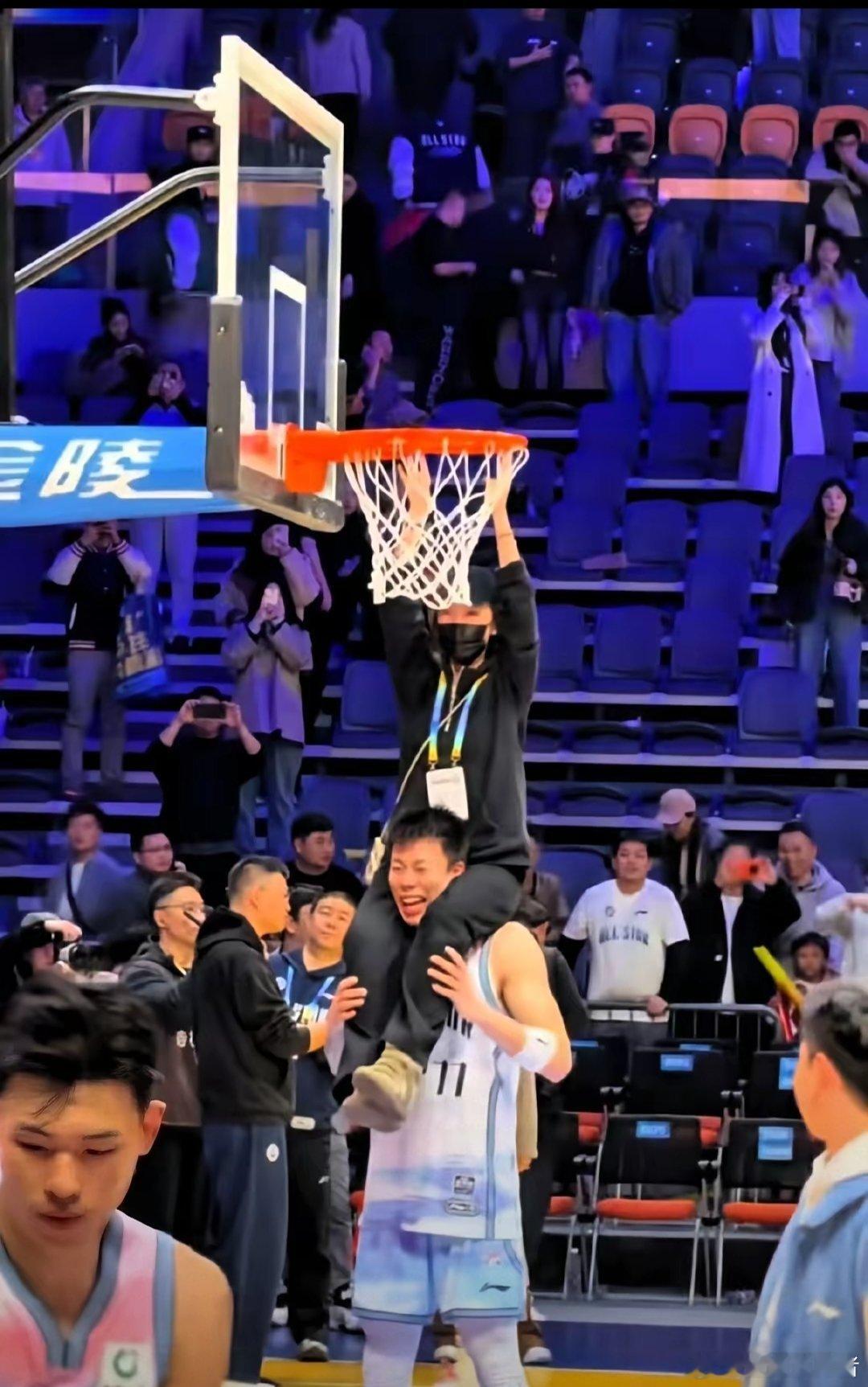 张镇麟下一站广东？有球迷说张镇麟以后得去这种说法不是没有道理。媳妇是深圳那边的，