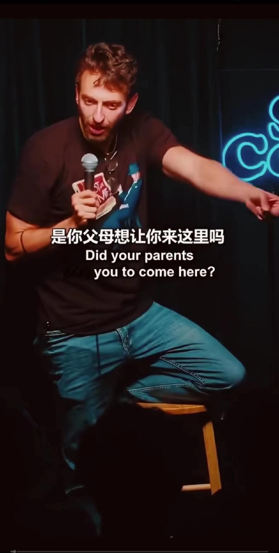 美国一档脱口秀上，
主持人想打趣一个现场的华裔学生，
就问这个华裔学生:
“你为