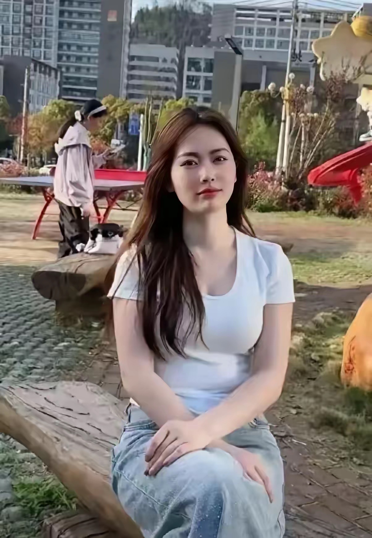 哪个男人能娶到这样的姑娘，怕是做梦都会笑醒。大体格丰腴匀称，透着满满的气血感，看
