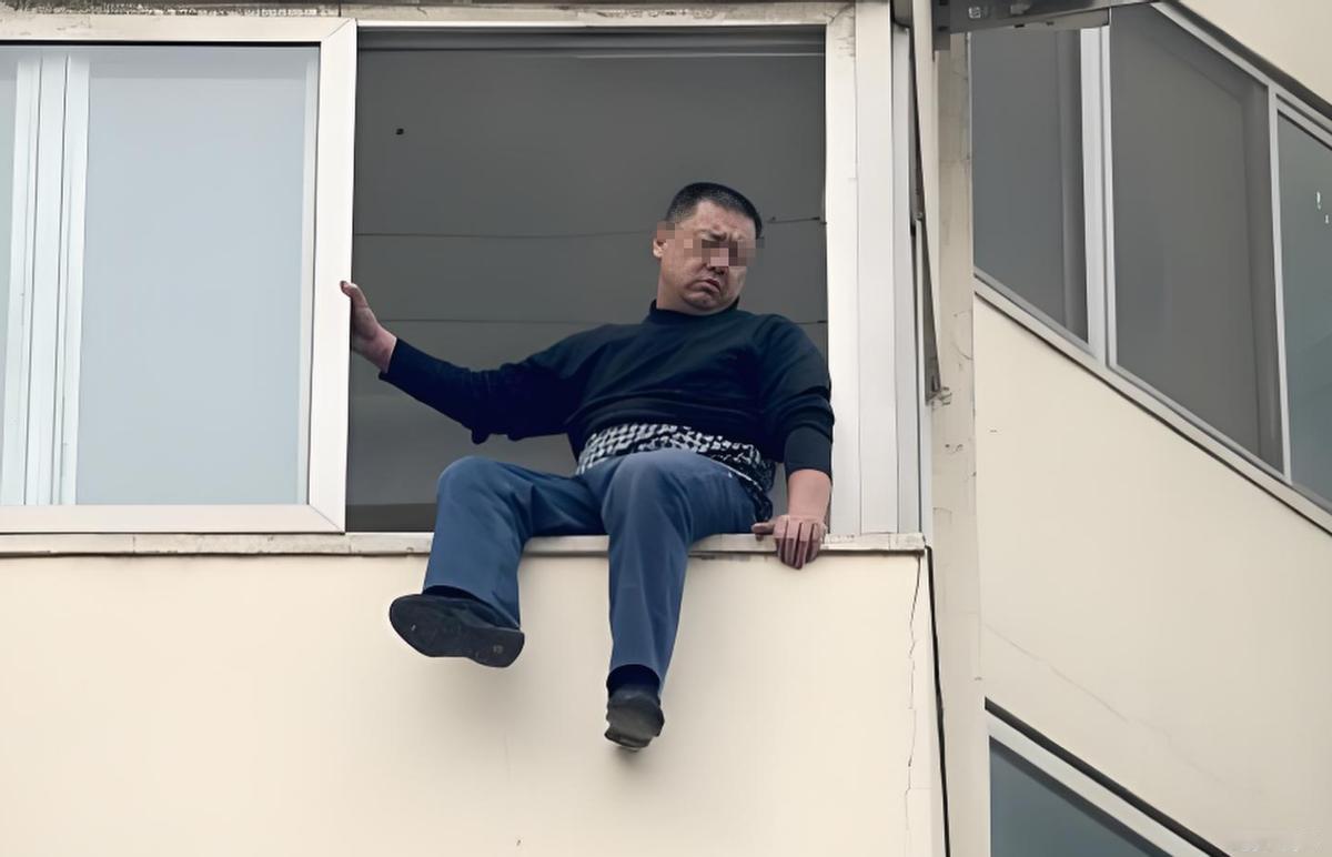 “这就是出轨的代价!“福建厦门，已婚男到女子家过夜，二人翻云覆雨后，女子另一个情