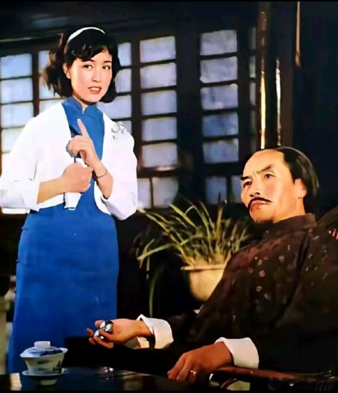 这是新中国第一部武打动作片《神秘的大佛》的经典剧照。
大家一眼就能认出来，画面里