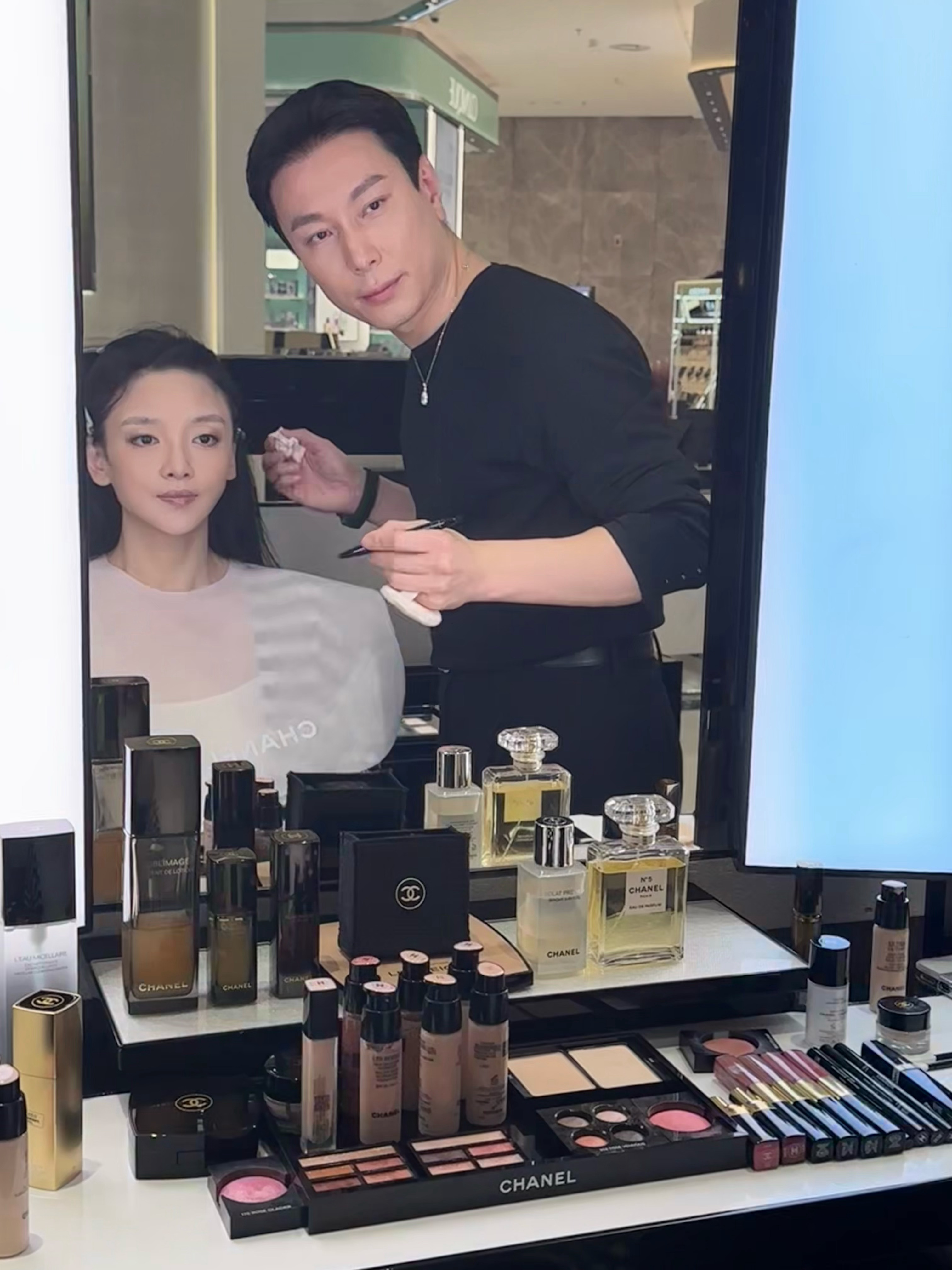 Chanel的明星化妆师不仅长得像彦祖，水平也超高！完全颠覆我化妆思路（虽然我也
