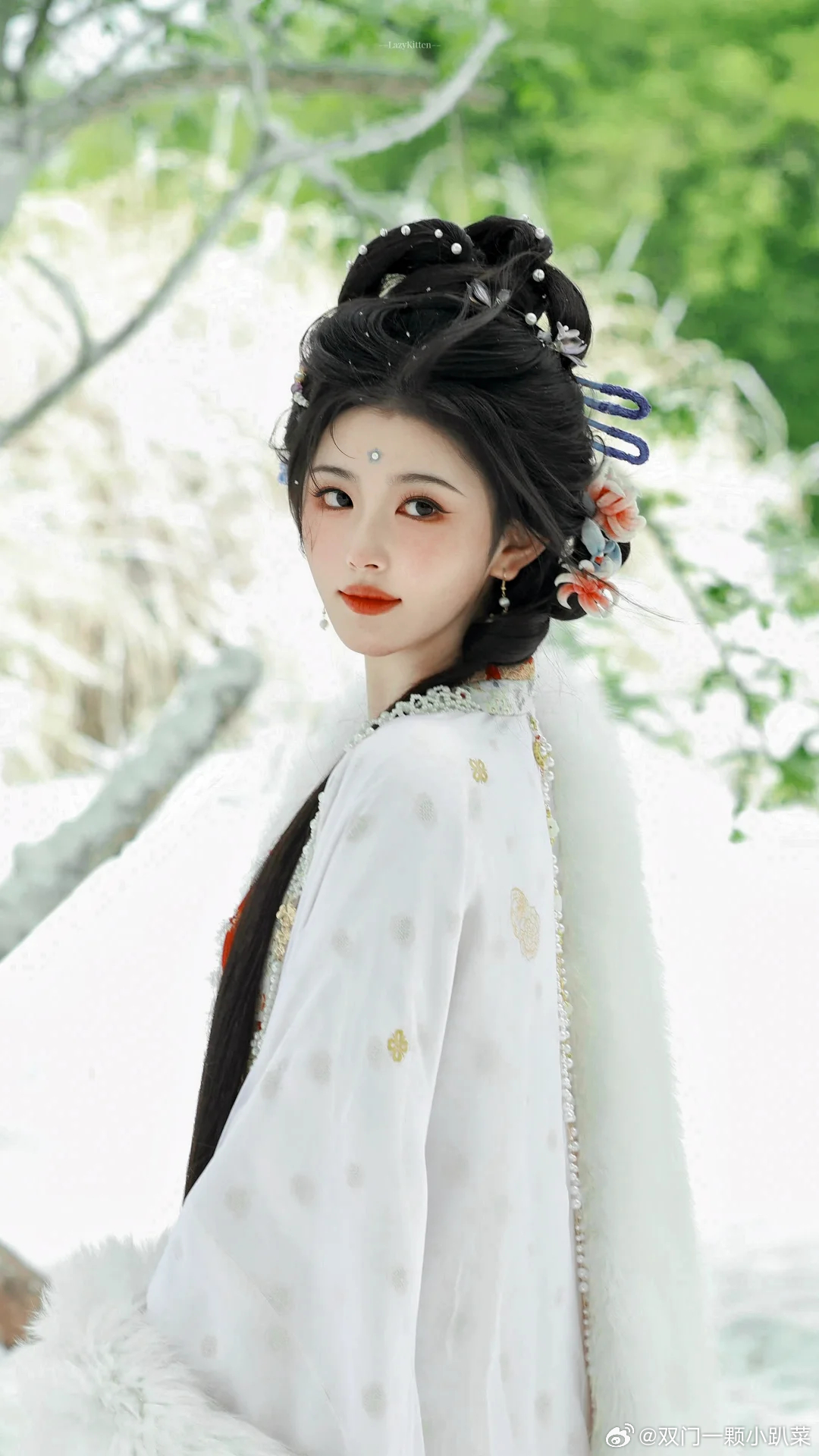 俞浅浅为什么不认识张凌赫田曦薇 哈哈哈哈！我带答案来了，是浅浅穿越，不是孔雪儿！