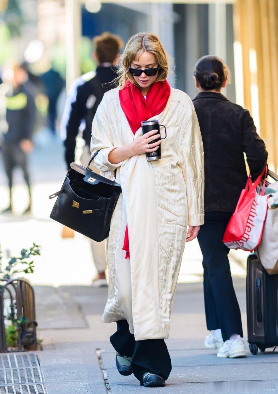 谁说老外不喝热水，大表姐这不随身携带保温杯[笑而不语] ​​​