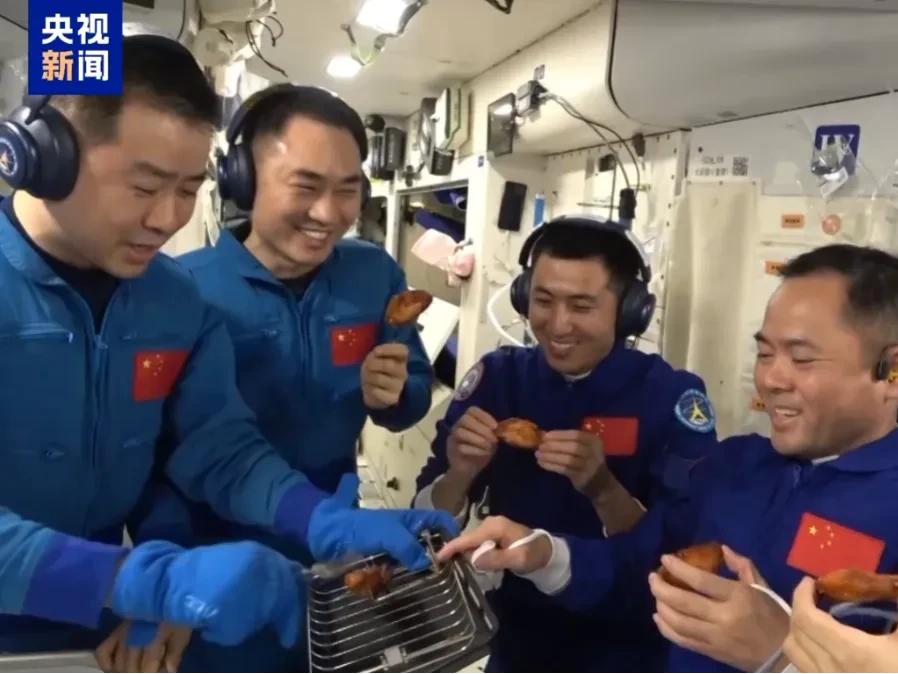 陈冬继续坚持锻炼身体，迎接登月的考验，中国🇨🇳航天员登月也是世界上唯一登月的