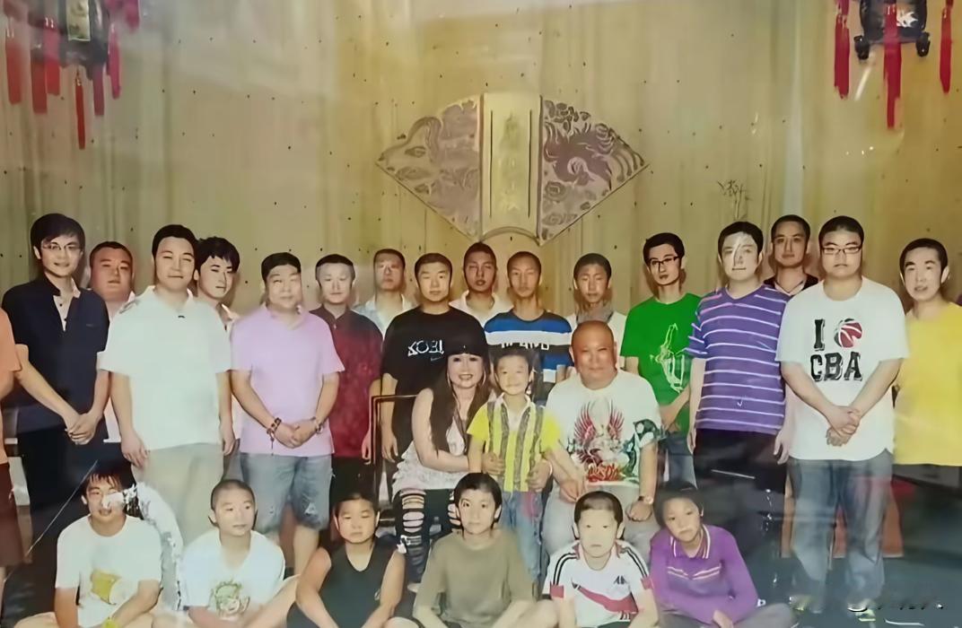 现在的德云社发生了翻天覆地的变化，从几十人发展到上百人。郭德纲经常带着徒弟们出国