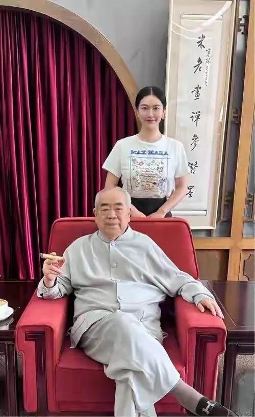 范曾的钱压根花不完！

2011年，范曾拍卖了他的国画作品《八仙图镜心》，以69