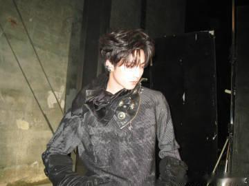 刘耀文45度站姿升级了 刚才刷到现场粉丝的repo说，他站在那摆这个姿势的时候，