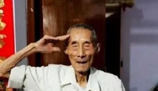 1942年，黄士伟在路上埋60枚地雷阻击日军 预测日军会停下的地方时，他突然产生