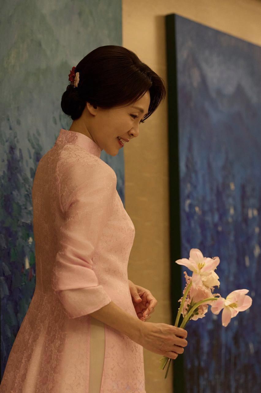 还是老李会玩啊！
韩国青瓦台发布了第一夫人近照
金惠景穿着越南传统服装奥黛
奥黛